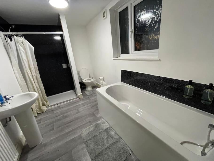 30 Percent Off Weekly Stays - 6 Bedroom House - 11 Beds Blackpool Exterior photo